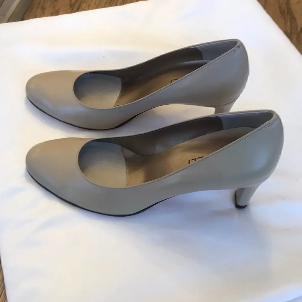 VANELI SZ 7S TAUPE PUMPS. NEW. SLIM FIT